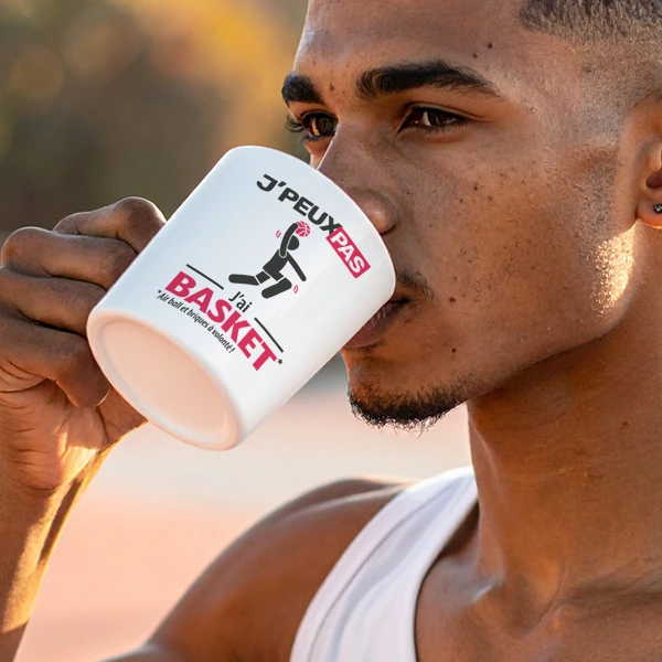 Un basketteur qui boit dans son mug je peux pas