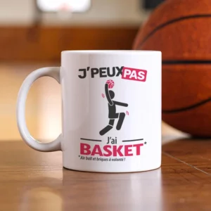 Mug humoristique et personnalisé avec le slogan 'je peux pas, j'ai basket'