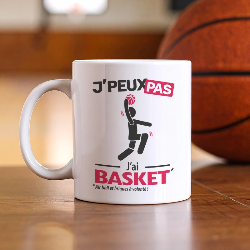 Mug humoristique et personnalisé avec le slogan 'je peux pas, j'ai basket'