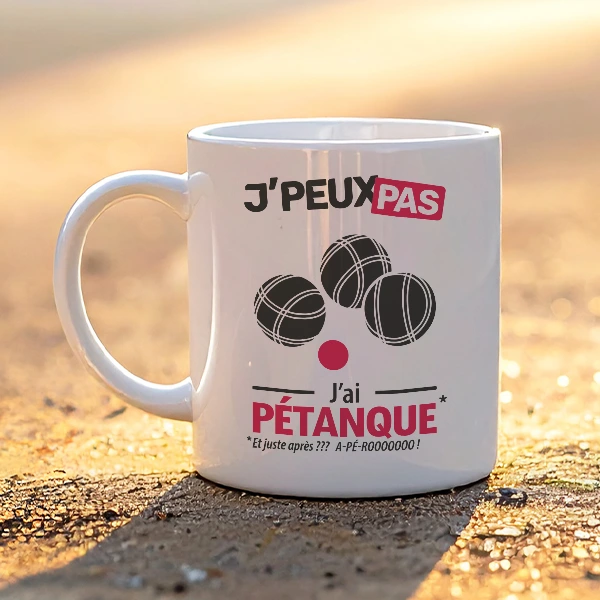 Idée cadeau pratique pour anniversaire : mug personnalisé 'je peux pas j'ai pétanque'