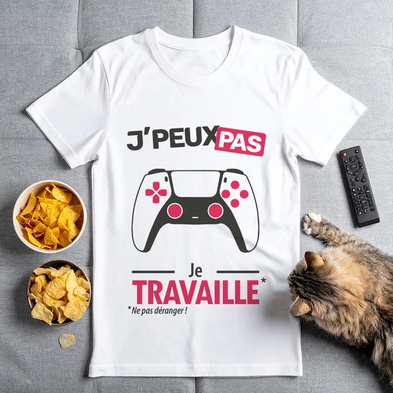 T-shirt Je peux pas je travaille posé sur un canapé pour idée cadeau d'anniv