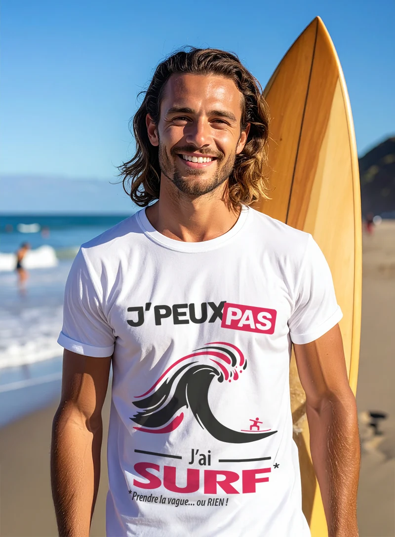 Homme portant un t-shirt je peux pas j’ai surf personnalisé sur la plage