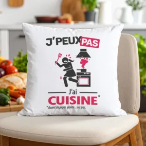 Coussin déco avec phrase amusante 'Je peux pas, j’ai cuisine', style moderne