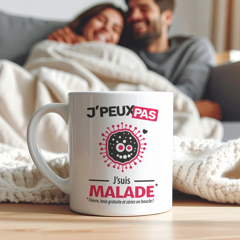 Mug 'je peux pas je suis malade' posé sur une table en bois