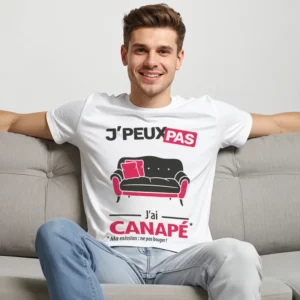Design humoristique 'Je peux pas, j’ai canapé' imprimé sur t-shirt pour homme
