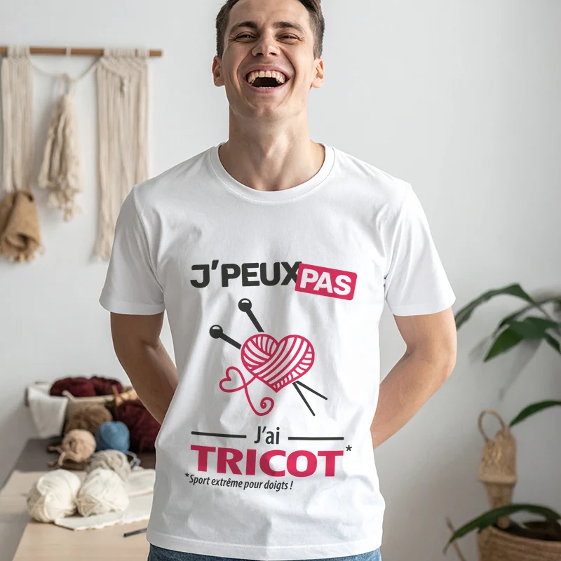 Phrase fun 'Je peux pas, j’ai canapé' imprimé sur t-shirt blanc pour les hommes