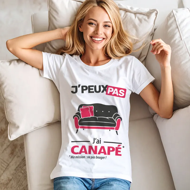 Design humoristique sur t-shirt femme 'Je peux pas, j’ai canapé' imprimé et personnalisé