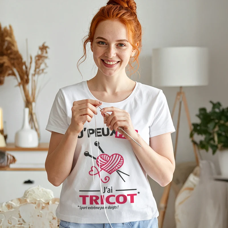 Visuel humoristique 'Je peux pas, j’ai tricot' imprimé sur t-shirt femme