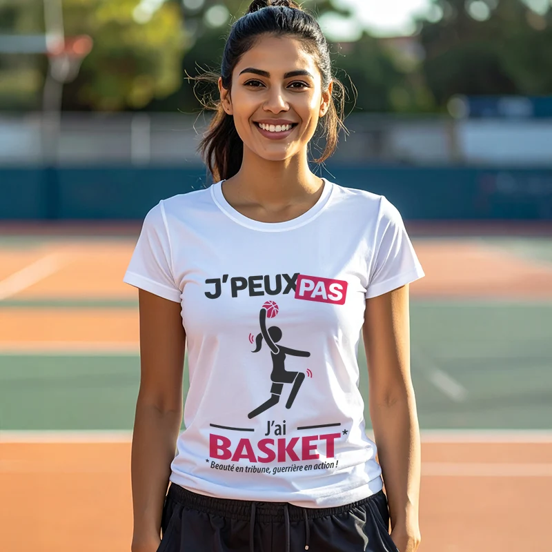 Design humoristique 'Je peux pas, j’ai basket' imprimé sur t-shirt blanc version femme