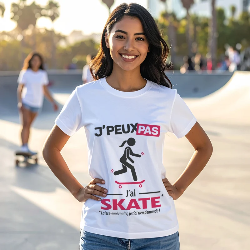 Design humoristique 'Je peux pas, j’ai skate' imprimé sur t-shirt blanc version femme