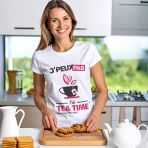 Design humoristique 'Je peux pas, j’ai tea time' imprimé sur t-shirt blanc version femme