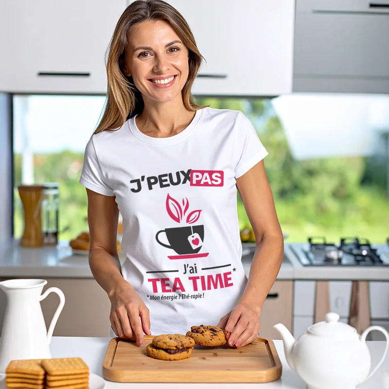 Design humoristique 'Je peux pas, j’ai tea time' imprimé sur t-shirt blanc version femme