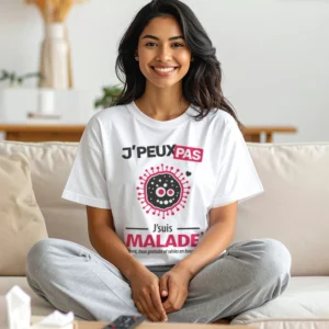 Design humoristique 'Je peux pas, je suis malade' imprimé sur t-shirt blanc version femme