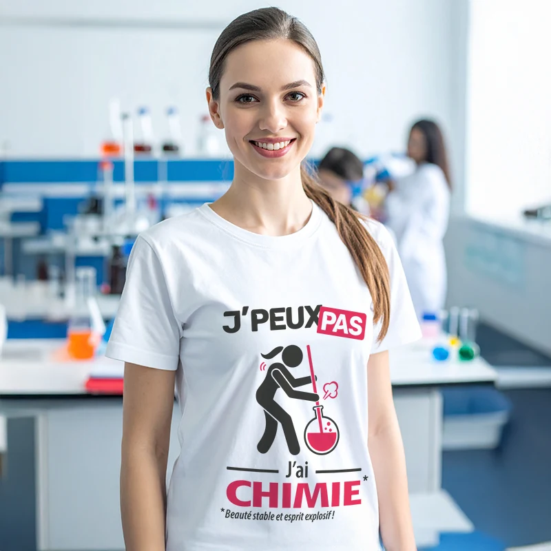 Design humoristique 'Je peux pas, j’ai chimie' imprimé sur t-shirt blanc pour femme