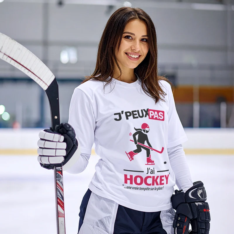 Design humoristique 'Je peux pas, j’ai hockey' imprimé sur t-shirt blanc pour femme