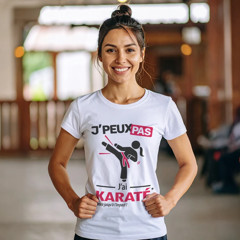 Design humoristique 'Je peux pas, j’ai karaté' imprimé sur t-shirt blanc pour femme