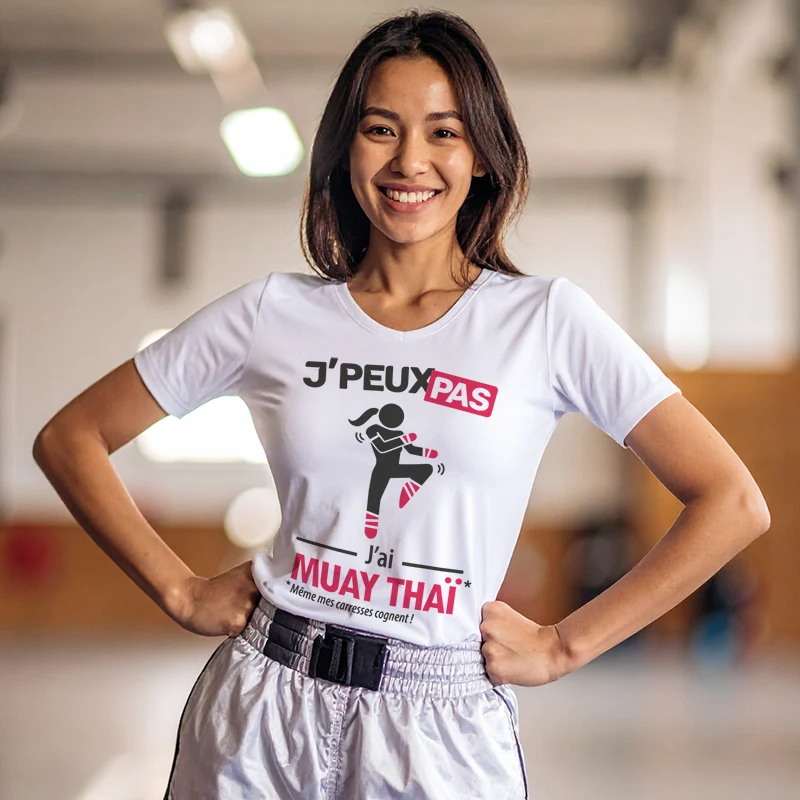 Design humoristique 'Je peux pas, j’ai muay thai' imprimé sur t-shirt blanc pour femme