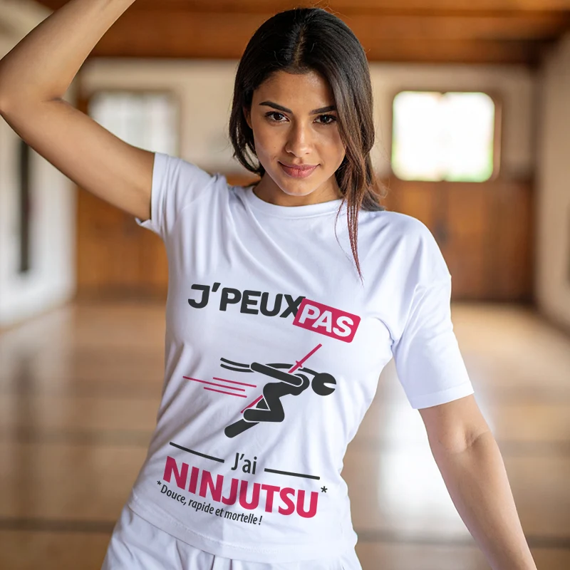 Design humoristique 'Je peux pas, j’ai ninjutsu' imprimé sur t-shirt blanc pour femme