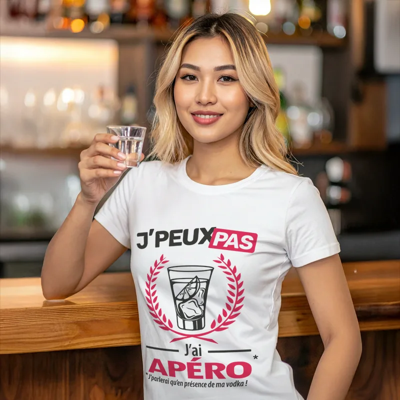 T-shirt verre de vodka et slogan 'Je peux pas, j'ai apéro' imprimé pour femme