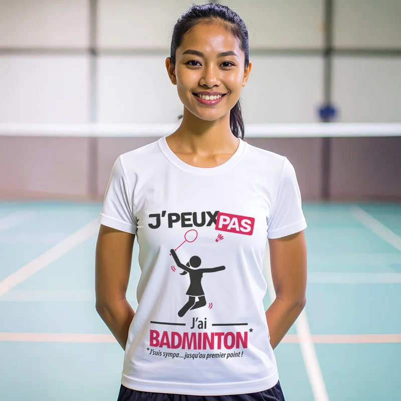 Dessin humoristique 'Je peux pas, j’ai badminton' imprimé sur t-shirt blanc pour femme
