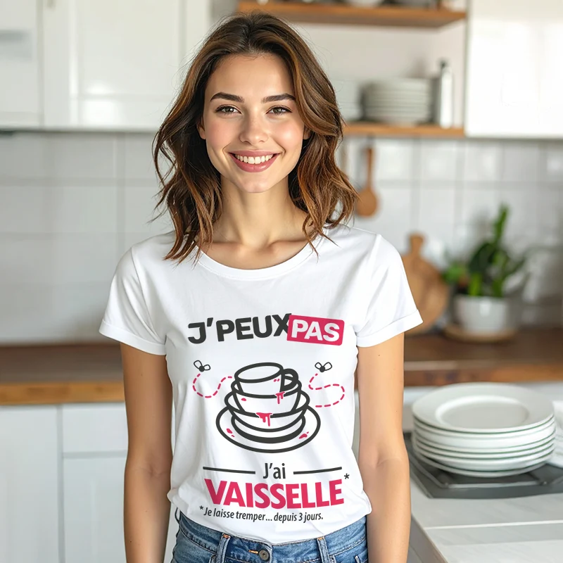 Design humoristique 'Je peux pas, j’ai vaisselle' imprimé sur t-shirt blanc pour femme