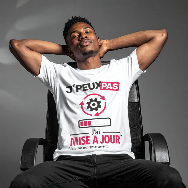 Prêt à rien faire avec son t-shirt cadeau 'je peux pas, j'ai mise à jour'