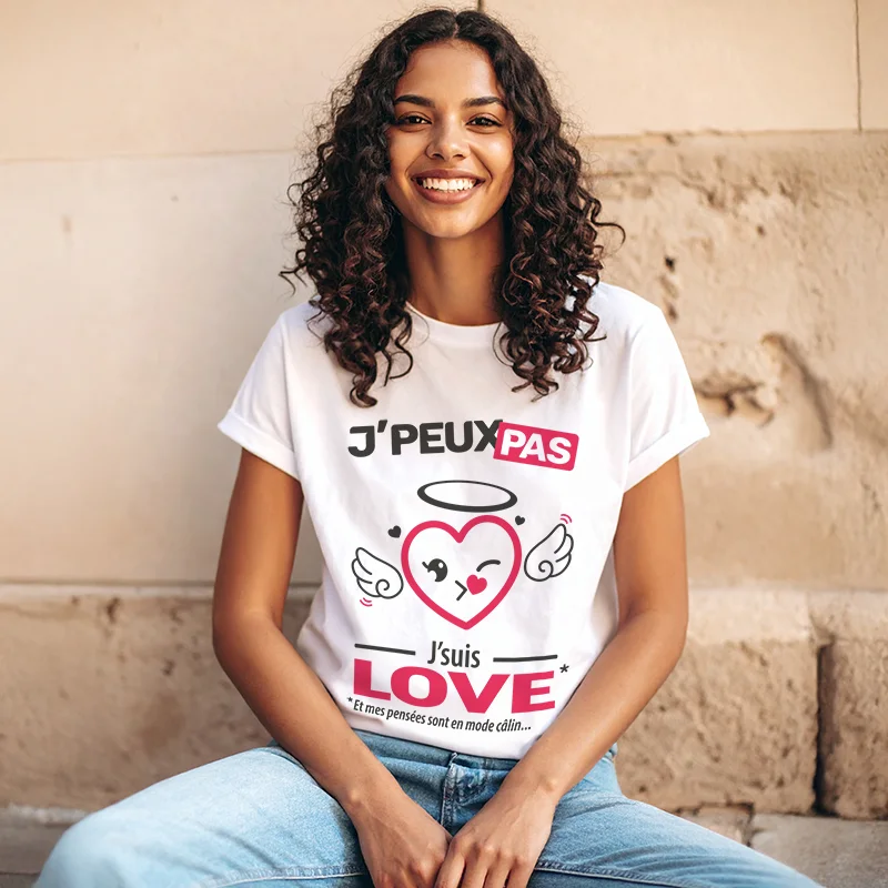 T-shirt idée cadeau Saint Valentin femme personnalisé avec le slogan 'je peux pas, je suis Love'