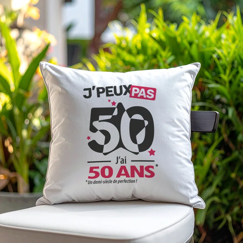 Coussin cadeau original pour fêter son anniversaire avec 'Je peux pas, j'ai 50 ans'