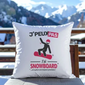 Coussin cadeau original pour fêter l'anniversaire d'une snowboardeuse avec 'Je peux pas, j'ai snowboard'