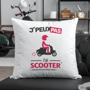 Coussin « Je peux pas, j’ai scooter » pour apporter une touche urbaine, légère et décalée à ta déco.