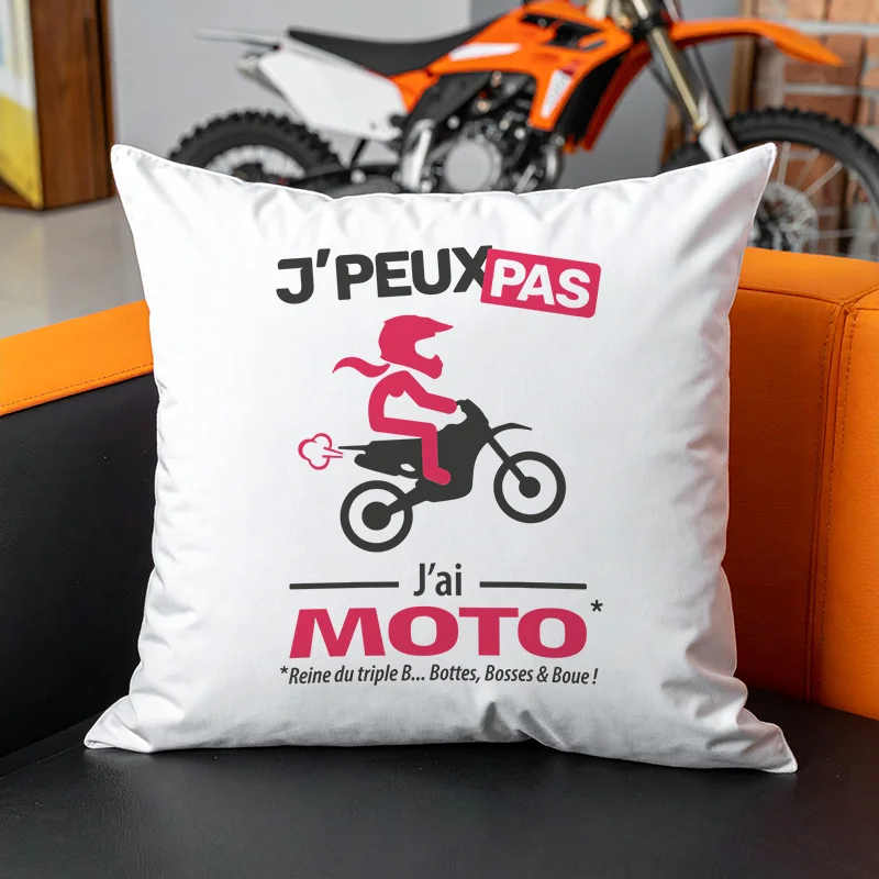 Esprit compétition et terrain extrême avec ce coussin biker cross 'je peux pas, j'ai moto'.
