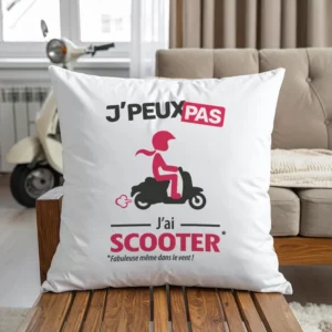 Coussin « Je peux pas, j’ai scooter » version femme, pour une déco urbaine, légère et décalée au style citadin.