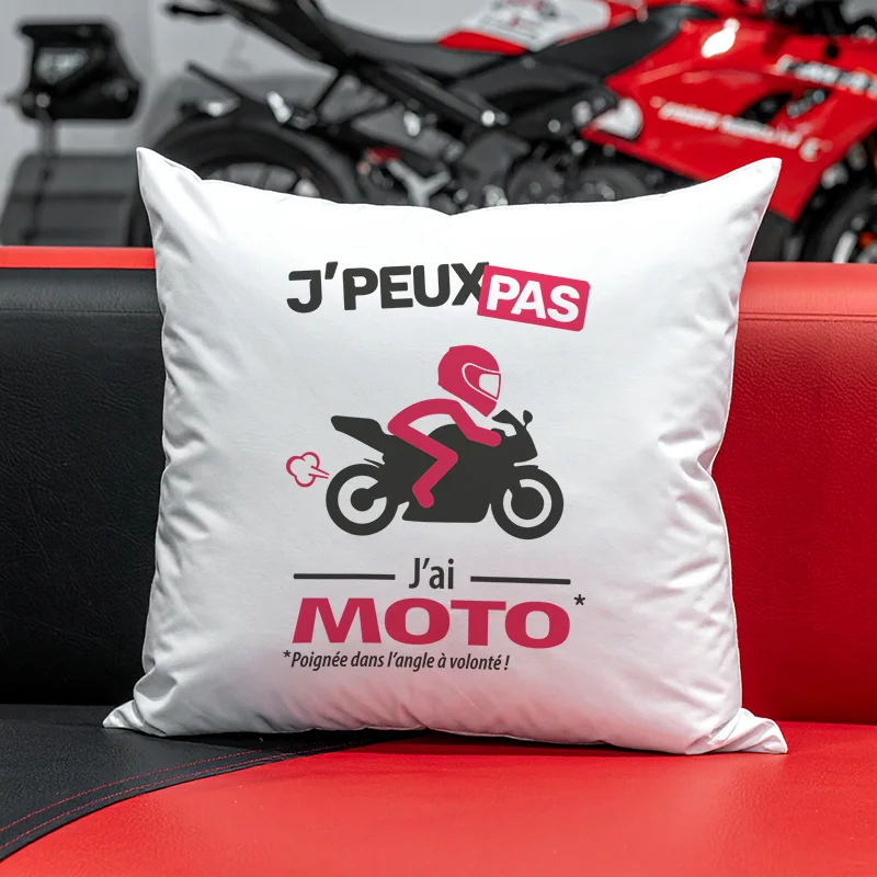 Coussin moto sportive « Je peux pas, j’ai moto » pour garder l’esprit piste même à la maison.