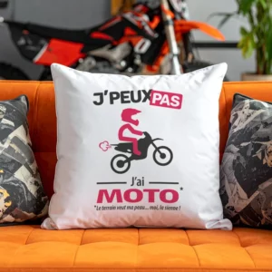 Coussin moto cross « Je peux pas, j’ai moto » pour une déco pleine d’énergie et de puissance.