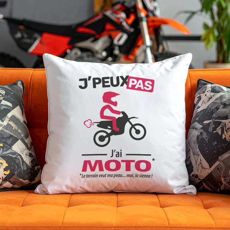 Coussin moto cross « Je peux pas, j’ai moto » pour une déco pleine d’énergie et de puissance.