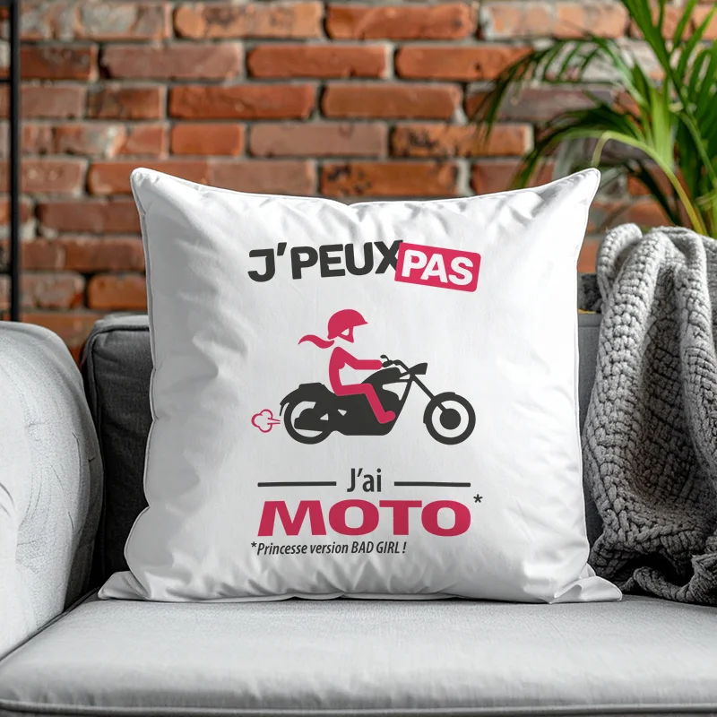 Affiche ton style avec ce coussin bikeuse chopper et le message culte « Je peux pas, j’ai moto »