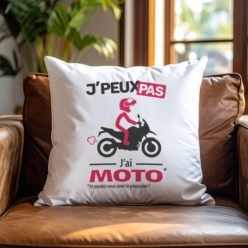 Coussin trail « Je peux pas, j’ai moto » pour prolonger l’aventure jusque dans ton salon.