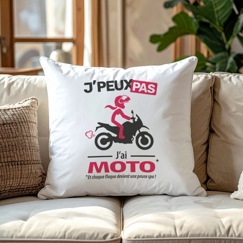 Esprit exploration et liberté avec ce coussin et le message trail « Je peux pas, j’ai moto ».