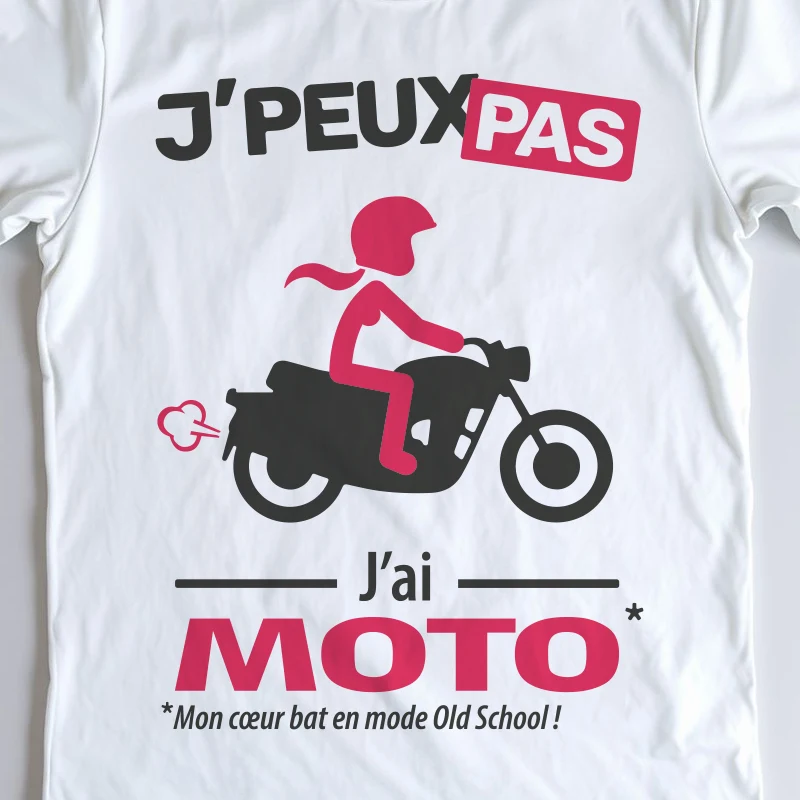 Design femme classic « Je peux pas, j’ai moto » pour un style bikeuse élégante.