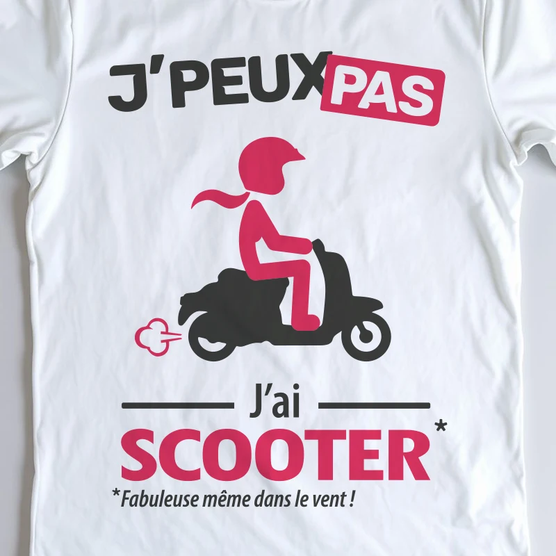 Design femme « Je peux pas, j’ai scooter » pour les passionnées de deux-roues en mode urbain et pratique.