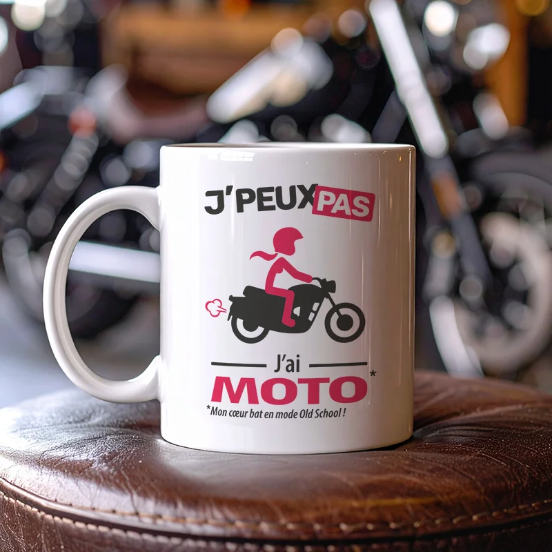 Mug femme classique « Je peux pas, j’ai moto » pour un style intemporel et élégant.