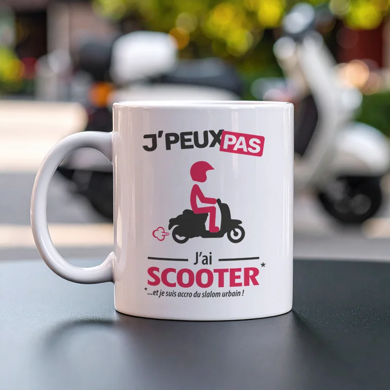 « Je peux pas, j’ai scooter » : un design fun et urbain pour afficher ton amour du deux-roues du quotidien.