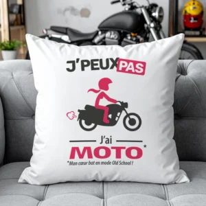 Esprit vintage garanti avec ce coussin bikeuse et le message culte 'je peux pas j'ai moto'
