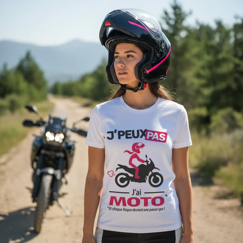 T-shirt femme trail « Je peux pas, j’ai moto » pour les exploratrices modernes.