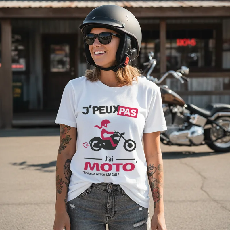 T-shirt femme chopper « Je peux pas, j’ai moto », entre élégance rebelle et esprit de liberté.