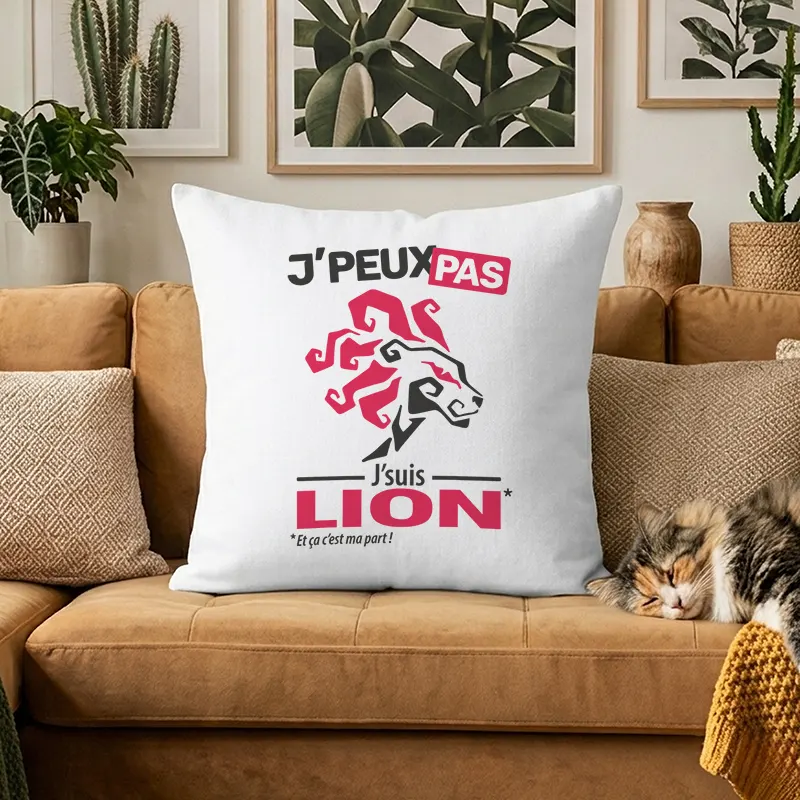 Coussin décoratif signe astrologique Lion avec slogan humoristique 'je peux pas' posé sur un canapé