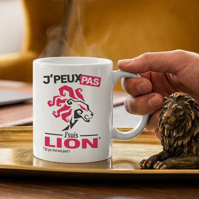 Mug personnalisé astrologie posé sur un plateau doré avec la réplique humoristique 'Je peux pas je suis lion'