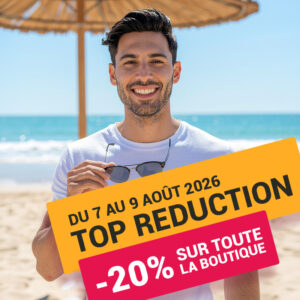 Modèle portant un t-shirt blanc uni promo 'Je peux pas' sur une plage en été