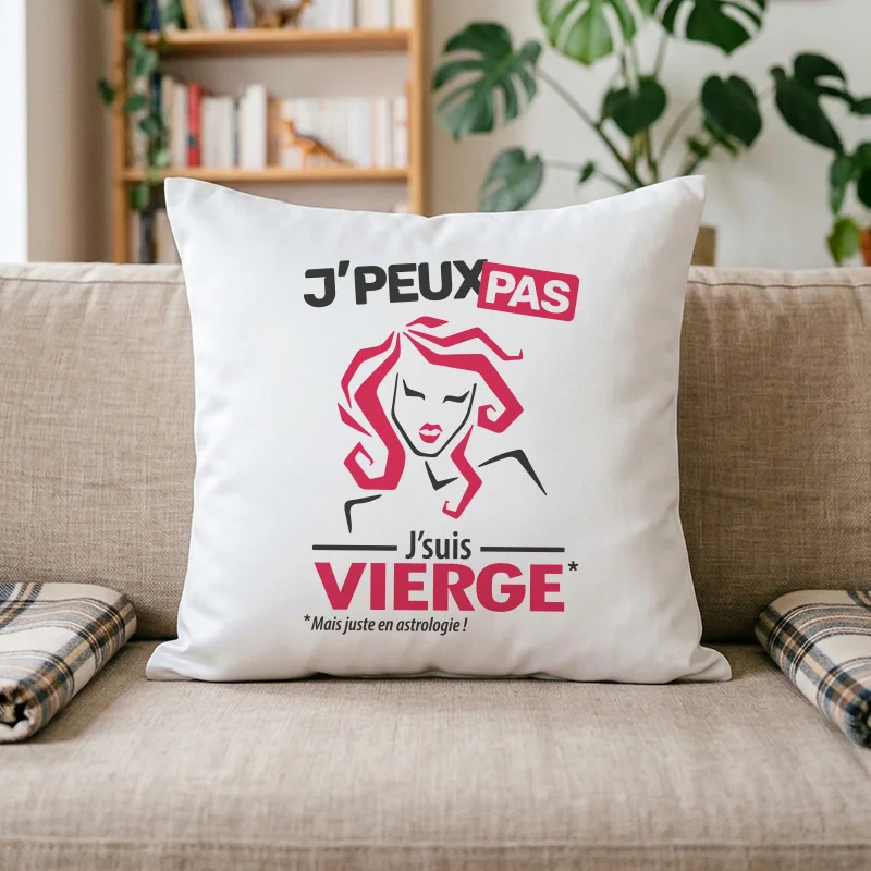 Coussin décoratif signe astrologique Vierge avec slogan humoristique 'je peux pas' installé sur un canapé de salon