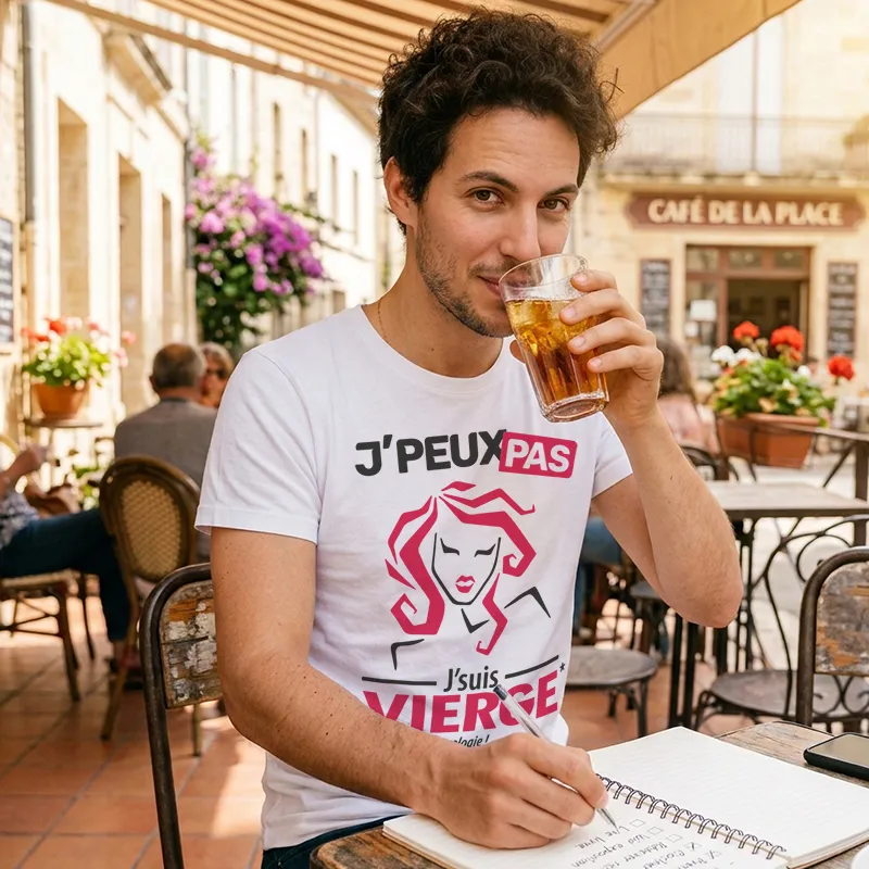 Tenue tendance avec t-shirt 'Je peux pas je suis vierge' lors d'une pause en terrasse.